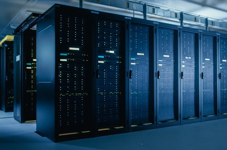 Aufnahme eines Rechenzentrums mit mehreren Reihen voll funktionsfähiger Server