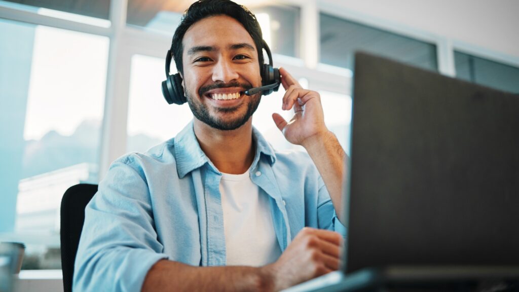 Kundenbetreuer bei der Arbeit am Computer für technischen Support und Beratung.