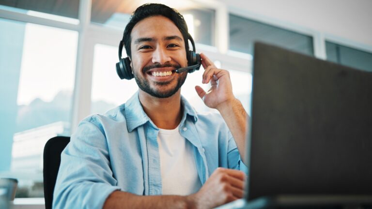 Kundenbetreuer bei der Arbeit am Computer für technischen Support und Beratung.